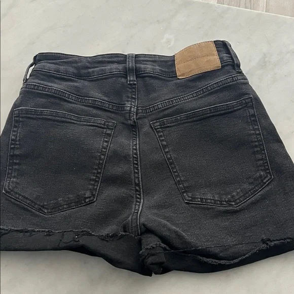H&M Black High-Rise Raw Hem Denim Shorts! Worn 1/2 times only - Picture 3 of 3